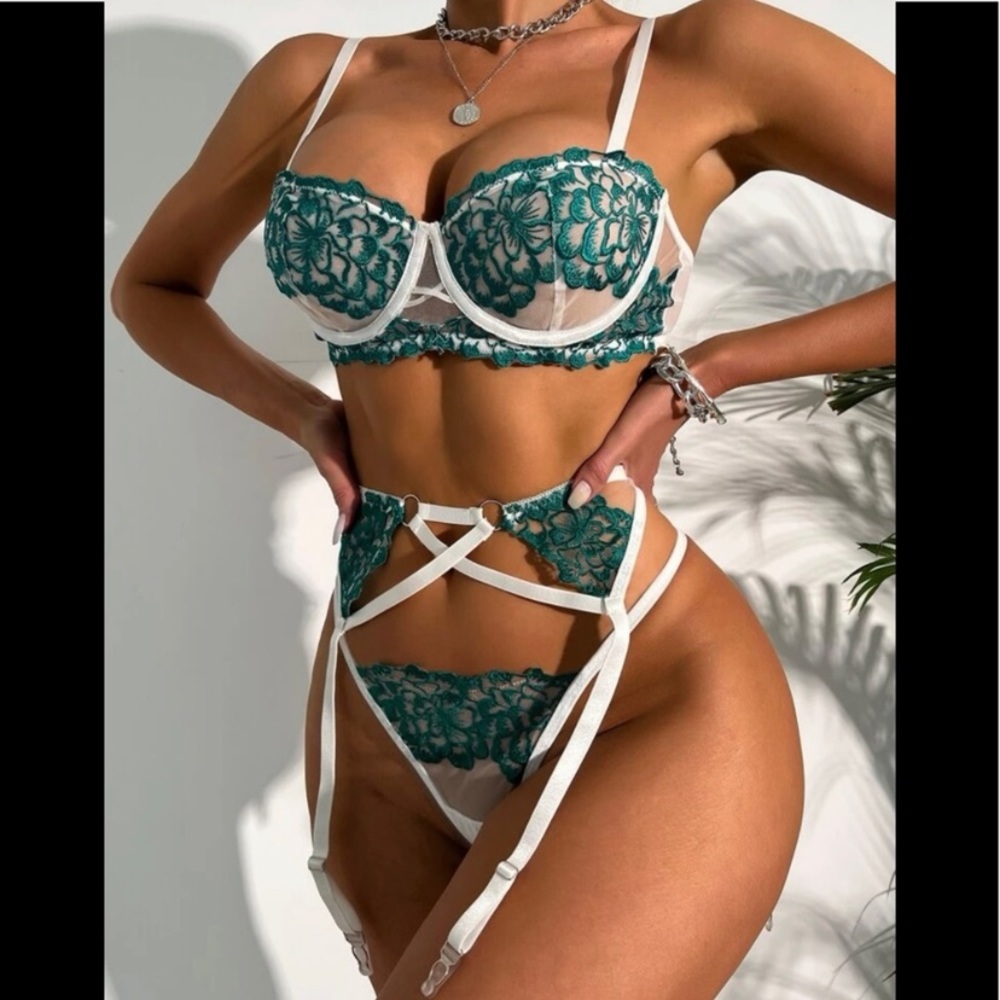 Sexy 3pack Mesh Embroidery Criss Cross Garter Lingerie Set